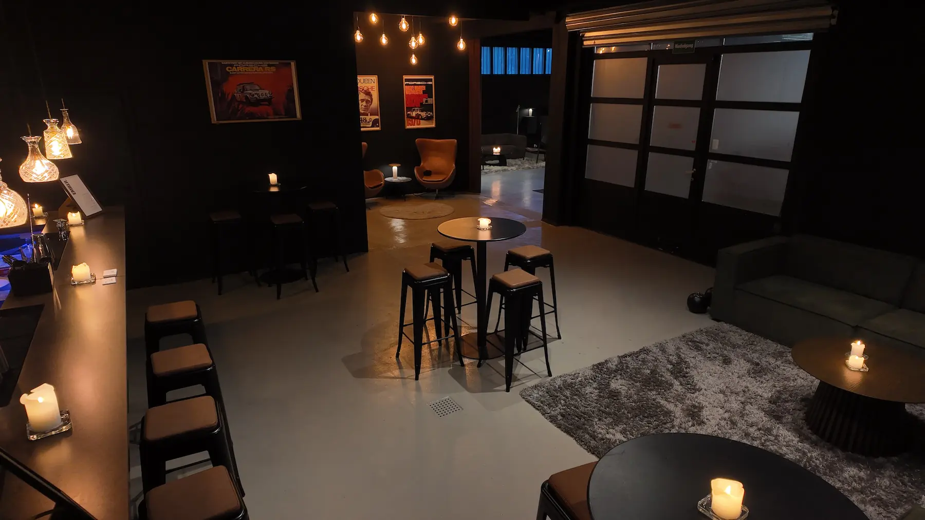 Reception i baren under pendellamperne hos EMBER