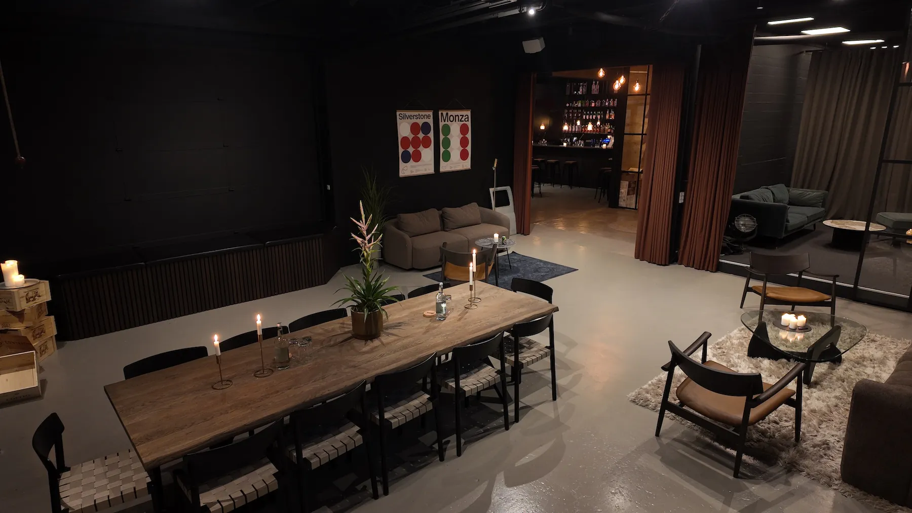Langbord med udsigt til bar og loungezone hos EMBER