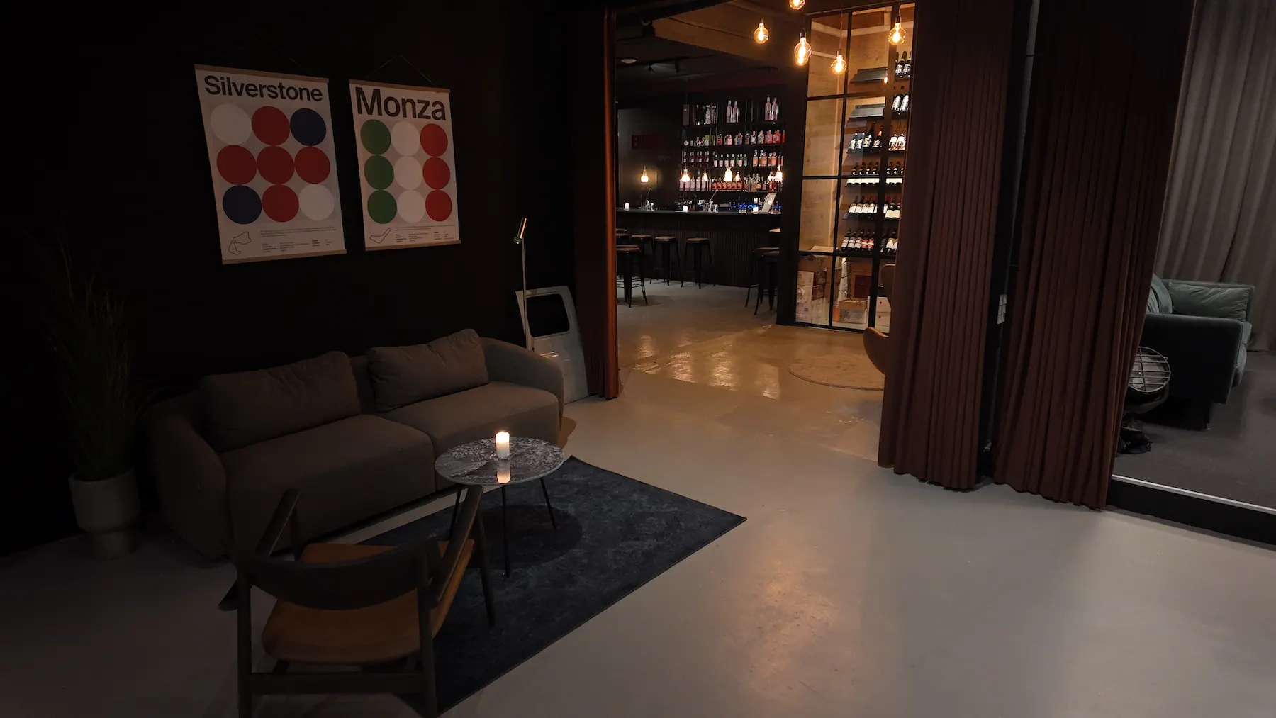Loungezone med udsigt til vinbaren hos EMBER