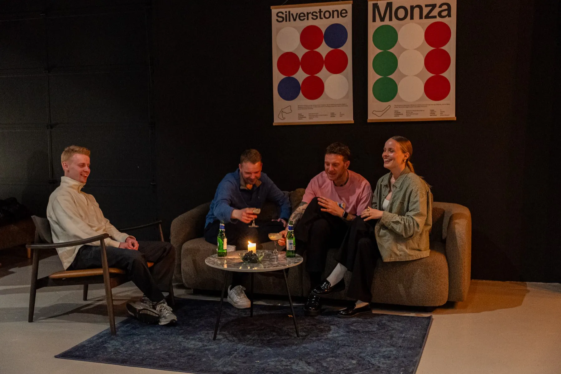 Gæster i loungezonen hos EMBER