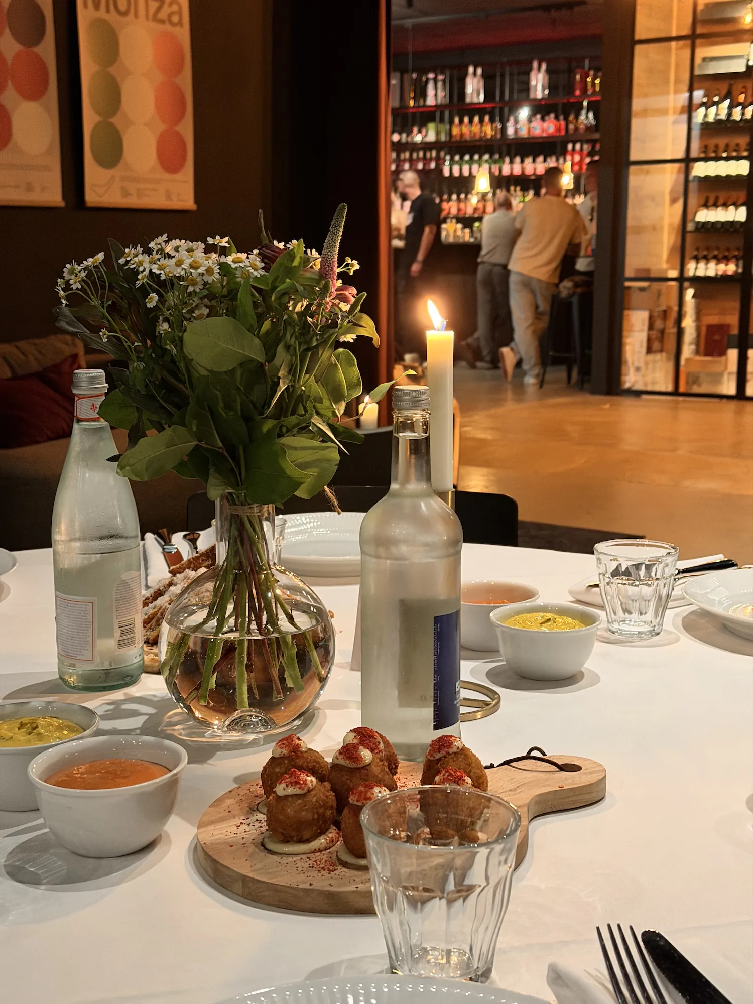Snacks serveret på det opdækkede bord til Signature-middag hos EMBER